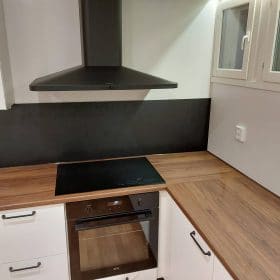 Valkomusta keittiöremontti hella ja tuuletin