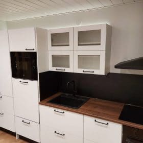 Valkomusta remontoitu keittiö seinäkaapistot