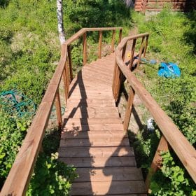 Pitkät ulkoportaat laudasta