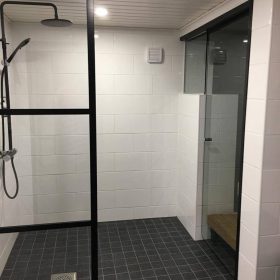 Suihkutila ja uusittu sauna